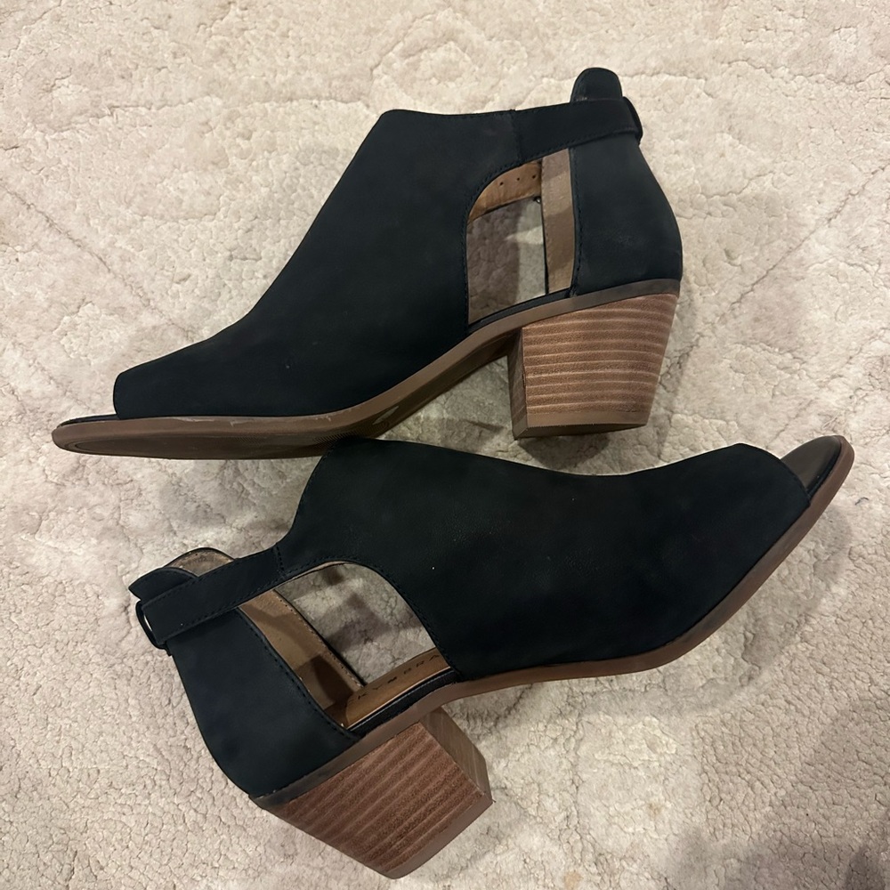 Black shoe with ankle strap and open toe - Picture 2 of 10